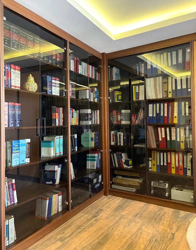 Kırıkkale gayrimenkul avukatı ofisinde kitaplık